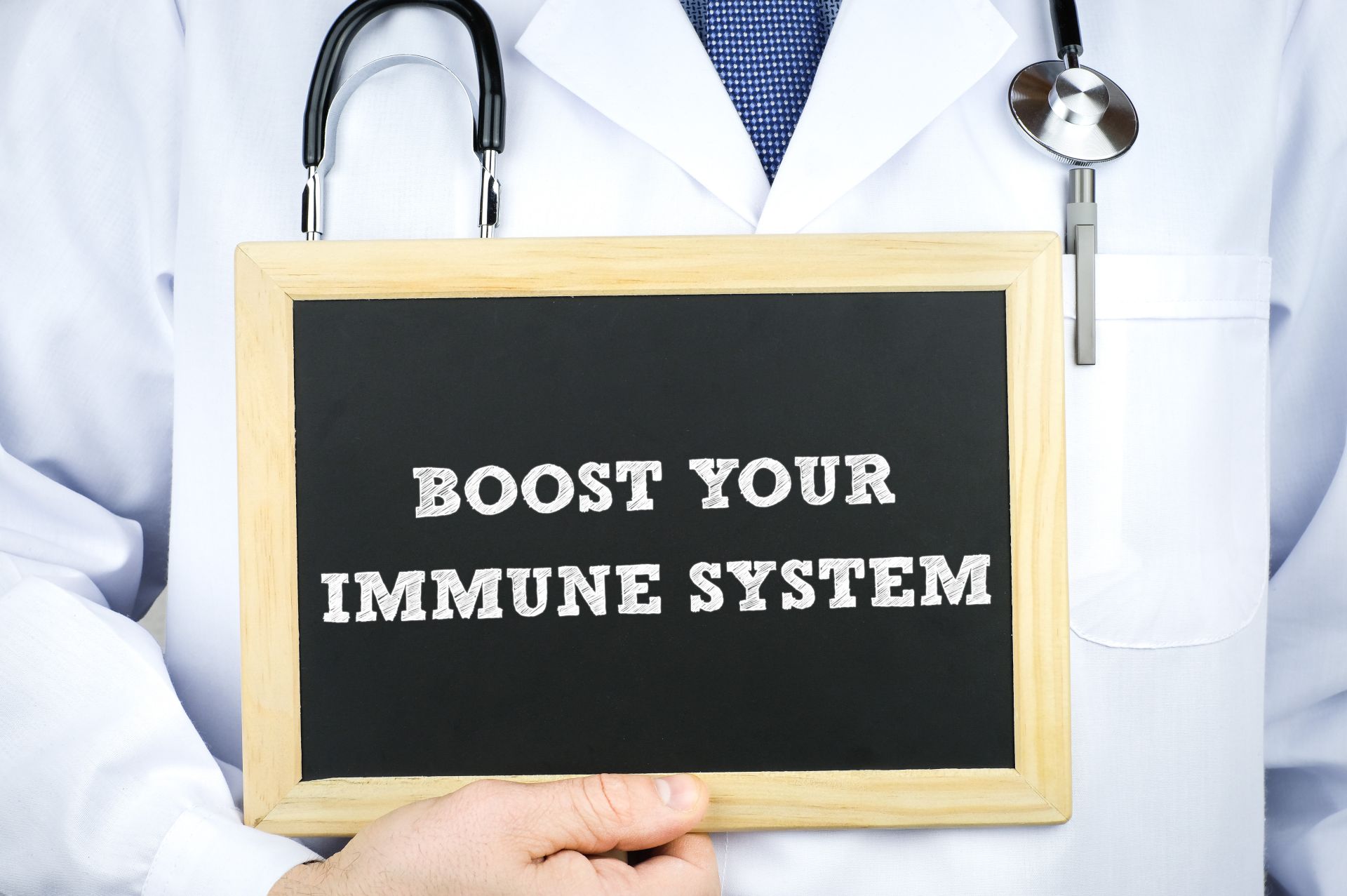 Lekarz trzymający tabliczkę z napisem boost your immune system